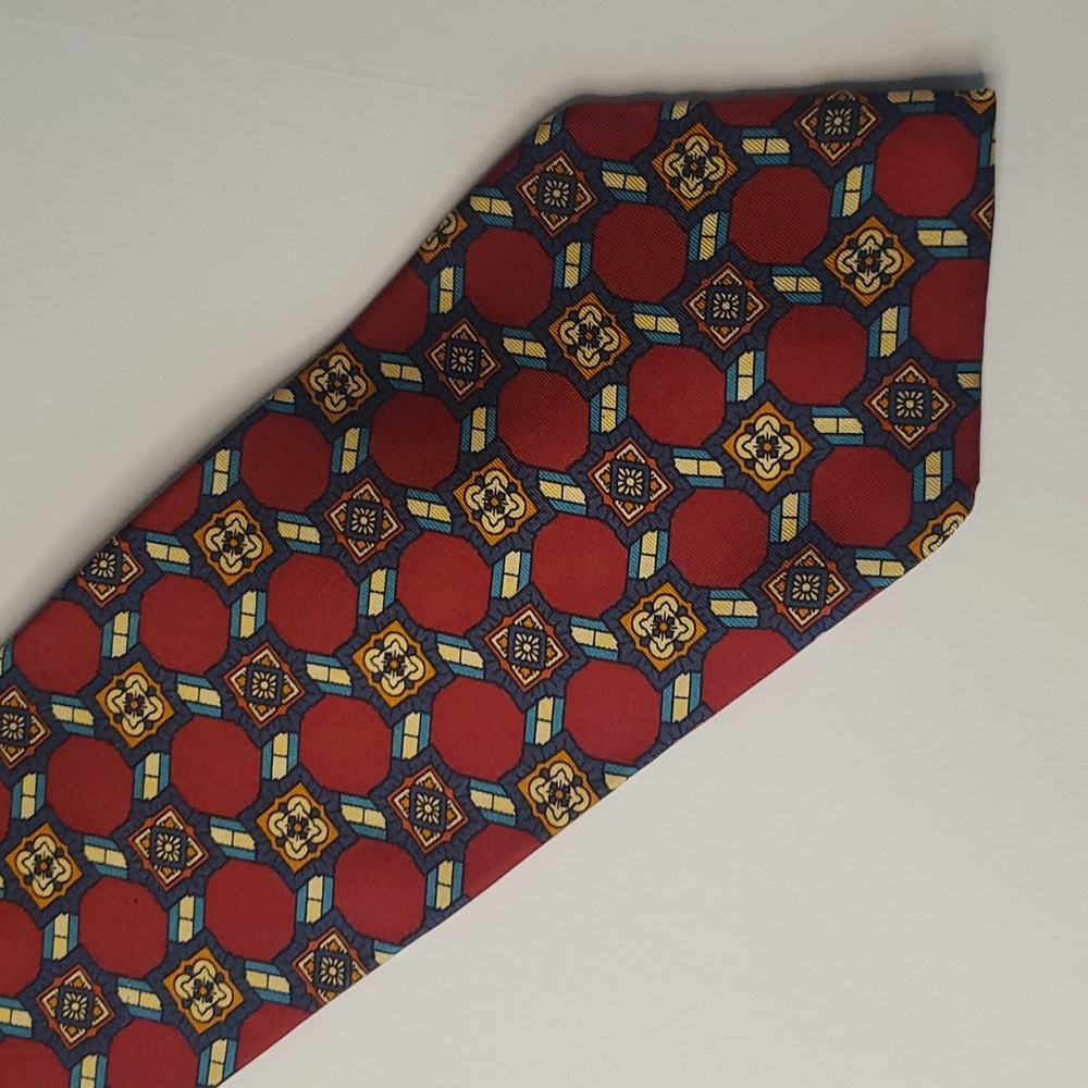 Maroon tommy Hilfiger Necktie with Geometric design 100% silk